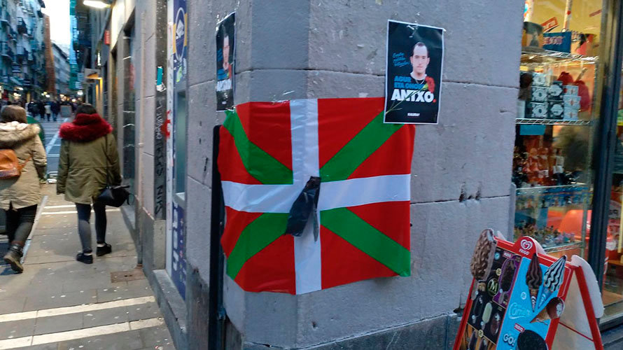 Ikurriñas y carteles de despedida al etarra Xabier Rey en Pamplona