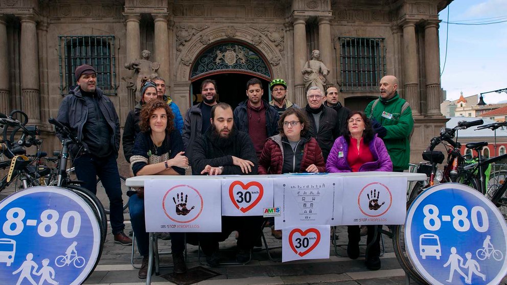 Rueda de prensa de una plataforma contraria a la ordenanza sobre movilidad en Pamplona