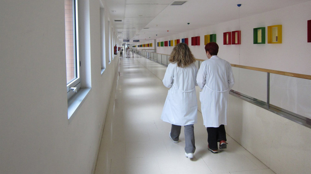 Dos médicos caminan por el pasillo de un hospital EUROPA PRESS