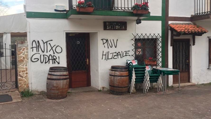 Pintadas en las sedes del PNV de Bilbao por la muerte del etarra Xabier Rey PNV