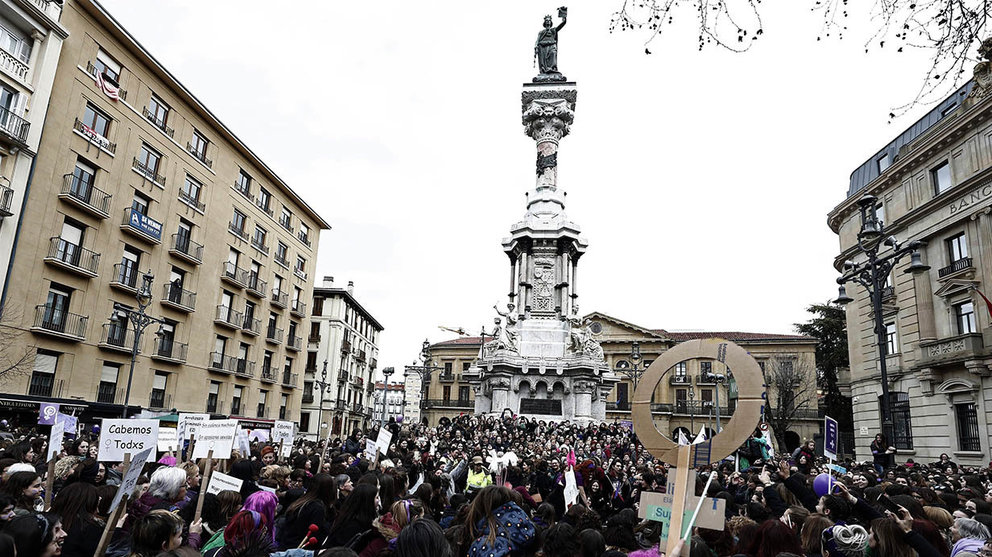 Miles de personas se han concentrado hoy, Día Internacional de la Mujer, frente al Monumento a los Fueros en el Paseo Sarasate de Pamplona en apoyo a la huelga feminista. EFE/Jesús Diges