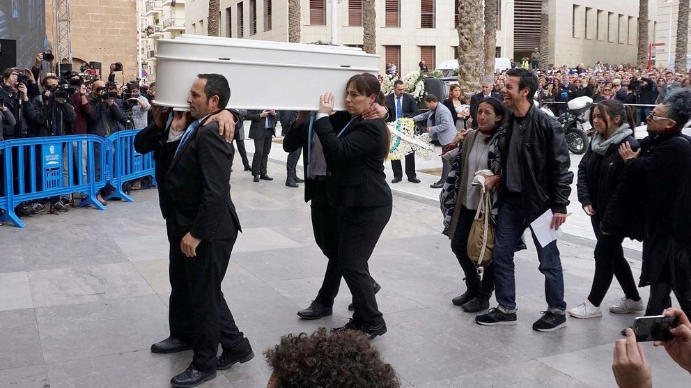 El féretro de Gabriel Cruz, con sus padres detrás, a la llegada al funeral en la catedral de Almería arropados por el apoyo de miles de vecinos EFE