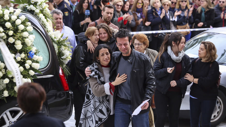 Imagen de los padres de Gabriel, Angél Cruz y Patricia Ramírez, tras el funeral de su hijo en Almería, rodeados de miles de personas que les han transmitido su apoyo EL ESPAÑOL 2