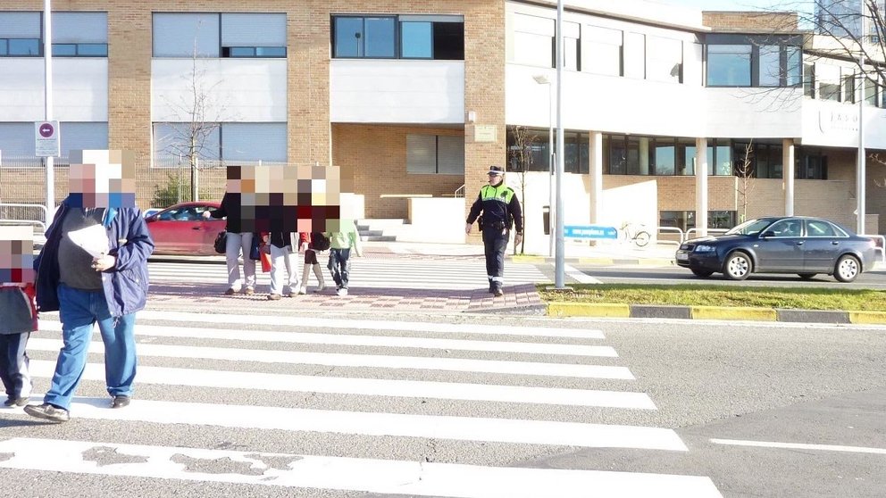 Imagen de uno de los controles de la Policía Municipal en los pases de peatones en Pamplona POLICÍA MUNICIPAL DE PAMPLONA