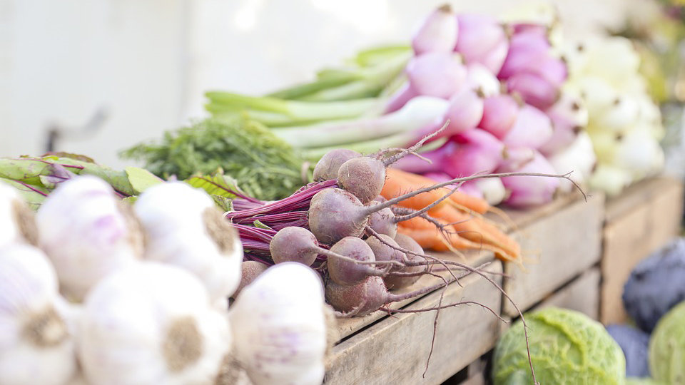 Imagen de un mercado con varias verduras ecológicas como ajos, zanahorias, cebollas o rabanetas ARCHIVO