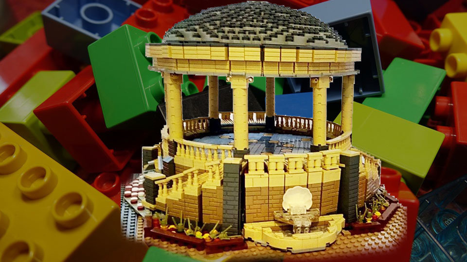El kiosko de la Plaza del Castillo hecho con Lego AYUNTAMIENTO