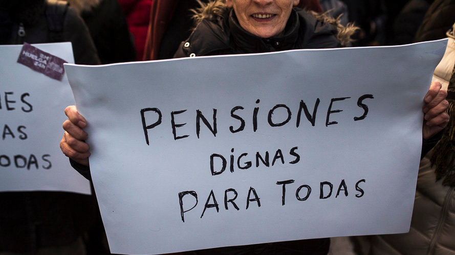 Manifestación en defensa de unas pensiones _dignas_, convocada por Mayores contra la Crisis y la Coordinadora Navarra por la Defensa del Sistema Público de Pensiones. PABLO LASAOSA 17