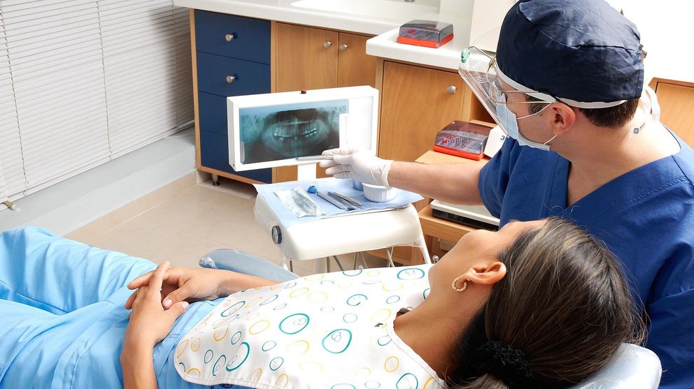 Un dentista atiende a una paciente en una consulta ARCHIVO