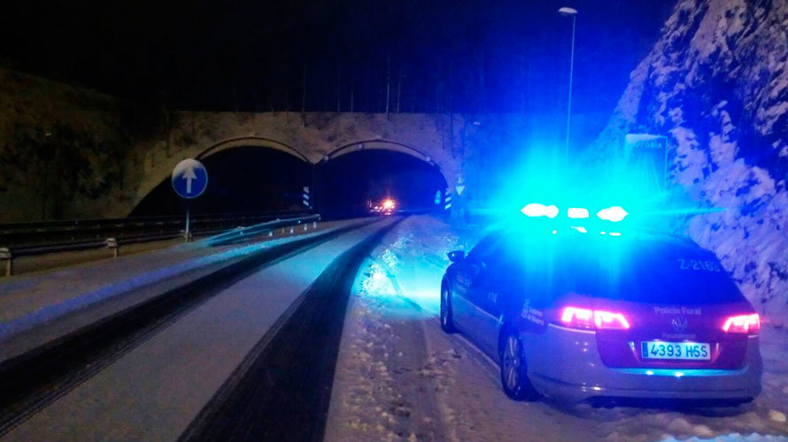 Una patrulla de la Policía Foral vigila las carreteras navarras, en concreto la A15, ante el temporal de nieve. POLICÍA FORAL