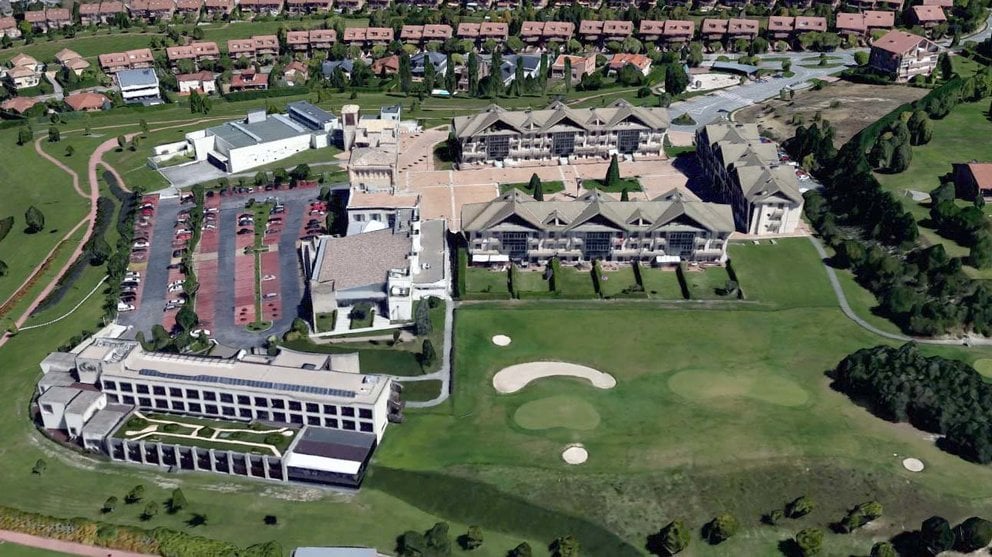 Vista de la zona del golf de Gorraiz donde se quiere ampliar el hotel ante la oposición de los vecinos