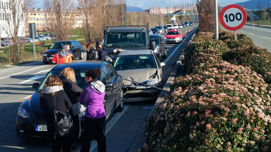 La colisión entre cinco vehículos en la ronda de Pamplona, a la altura de Mutilva. POLICÍA FORAL