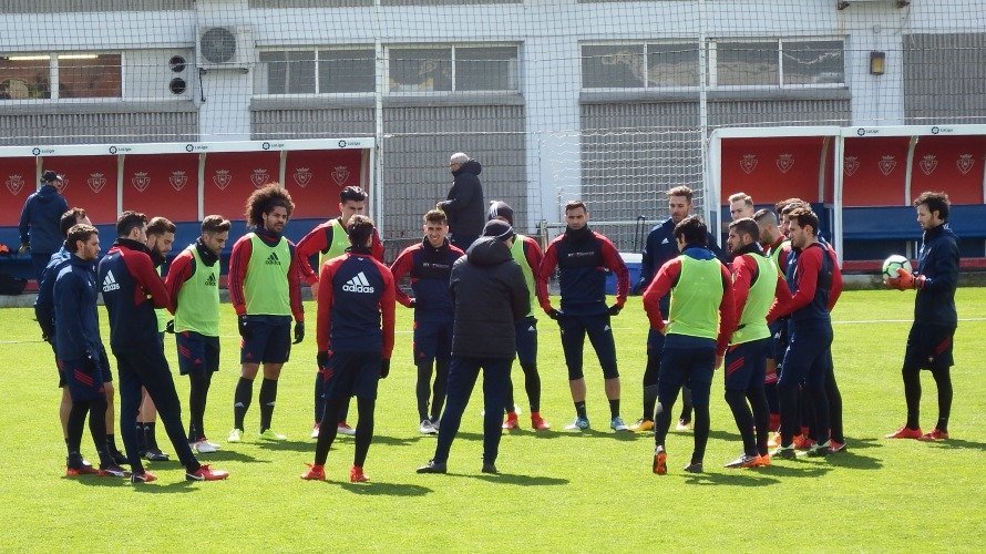Diego Martínez con los jugadores de Osasuna en las instalaciones de Tajonar.