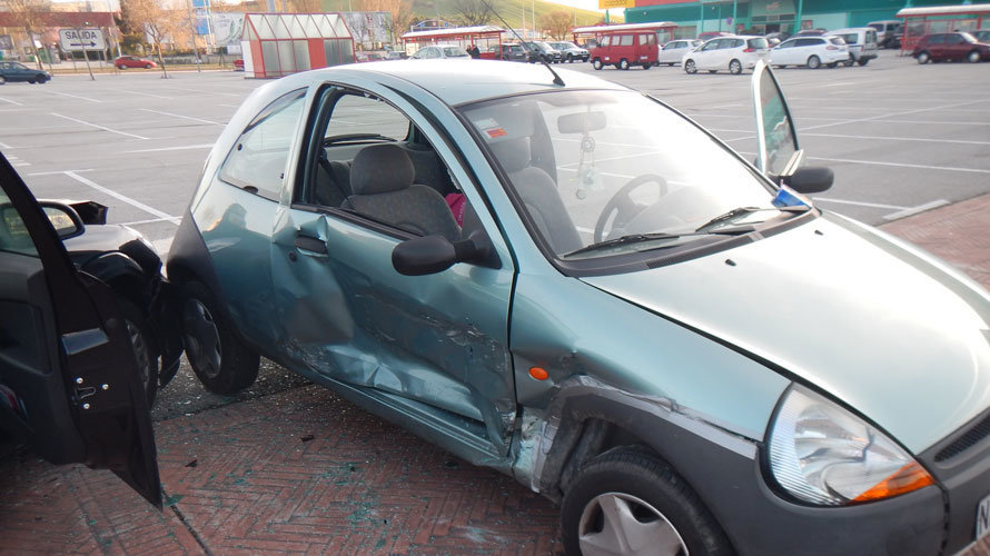 Estado en el que ha quedado uno de los vehículos implicados en el accidente de coche en un aparcamiento de un centro comercial de Pamplona. POLICÍA MUNICIPAL