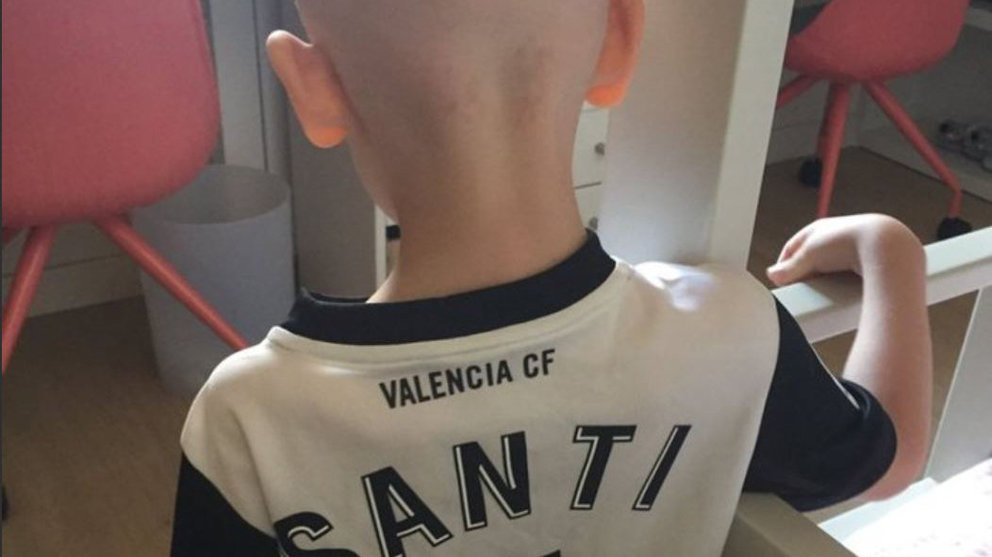 Imagen del hijo Santi Cañizares, con la camiseta que le regaló el Valencia. TWITTER