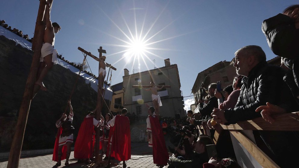 La localidad navarra de Andosilla ha revivido la Pasión de Cristo con la puesta en escena del Vía Crucis bíblico, que cada año concita a numerosos visitantes alrededor de los implicados vecinos. EFE/Jesús Diges