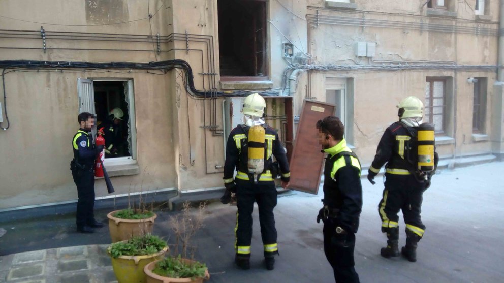 La policía municipal y los bomberos sofocan un incendio en una vivienda de la avenida Baja Navarra de Pamplona. POLICÍA MUNICIPAL DE PAMPLONA