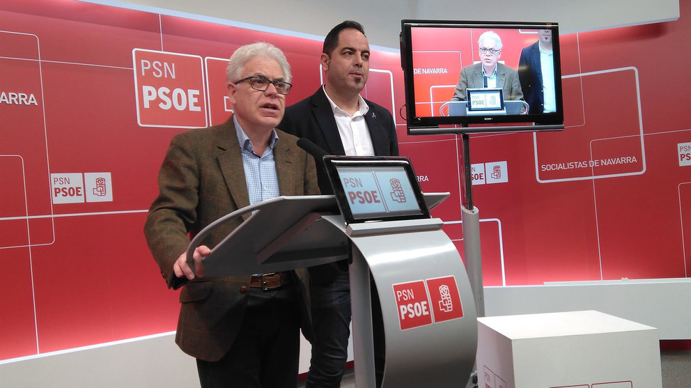 El secretario de Organización del PSN, Ramón Alzórriz, y el diputado socialista Jesús Mari Fernández. EUROPA PRESS