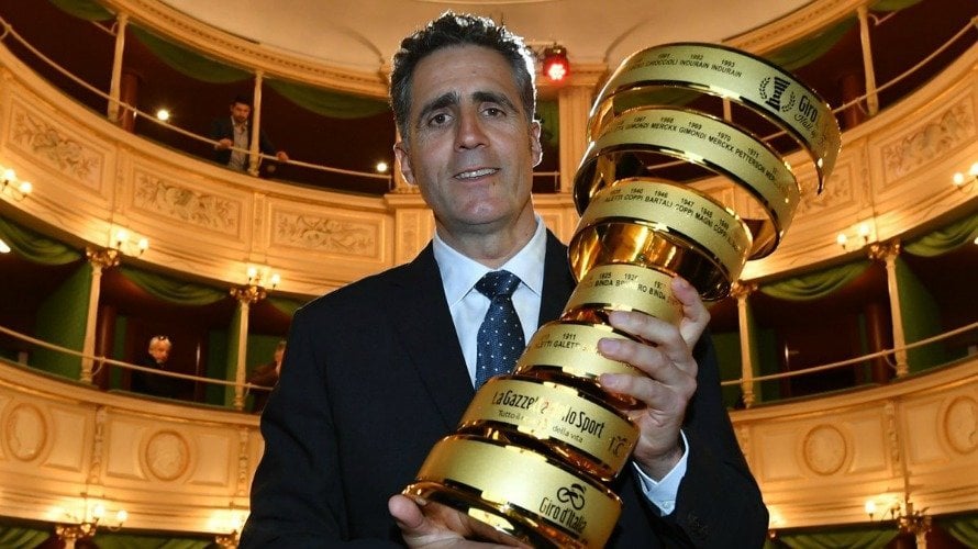 Induráin, con su trofeo del Giro. Twitter Giro de Italia.