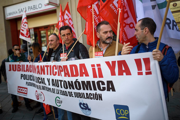 Las secciones sindicales de CCOO en las policías de Navarra convocan una concentración ante la _pasividad_ del Gobierno central en la reivindicación sobre la jubilación de las policías. PA (3)