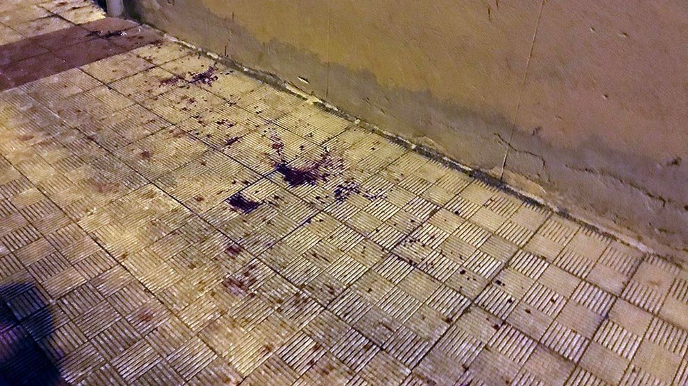 Restos de sangre en la calle Monte Monjardín tras la reyerta con dos heridos.