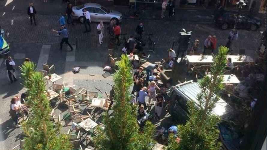 Así han quedado las terrazas tras el atropello múltiple de una furgoneta en Münster (Alemania) EL ESPAÑOL