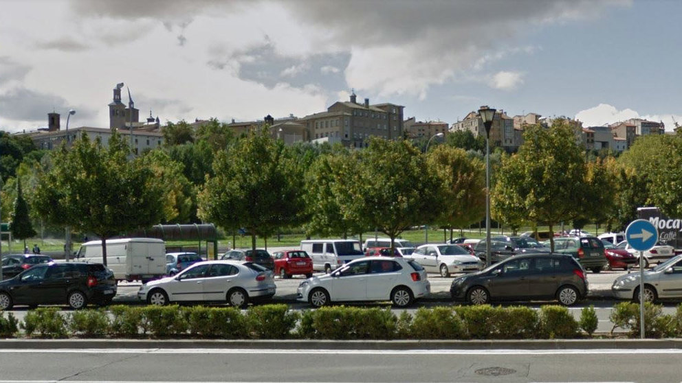 Imagen de un aparcamiento del barrio pamplonés de la Rochapea lleno de coches junto al parque de la Runa ARCHIVO