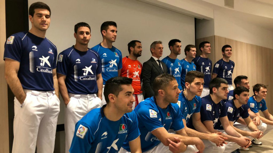 Pelotaris participantes en el Manmanísta 2018 posando en la sede Caixabank en Bilbao. Twitter Aspe.