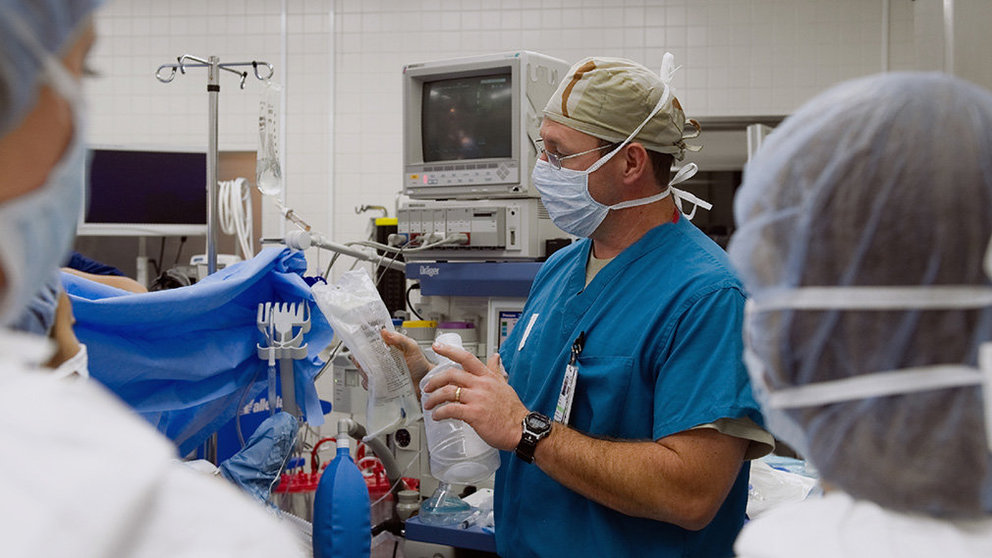 Imagen de un cirujano conversando con varias enfermeras en el quirófano en un hospital. ARCHIVO