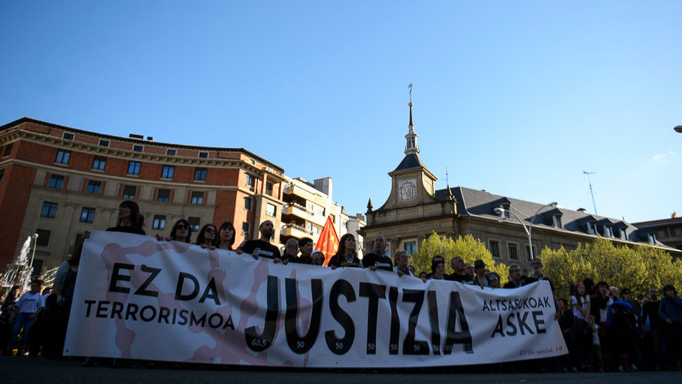 Manifestación en apoyo de los detenidos en Alsasua (Navarra) en 2016 por agredir a dos guardias civiles y sus parejas convocada por los familiares de los jóvenes y el colectivo Altsasukoak (4)