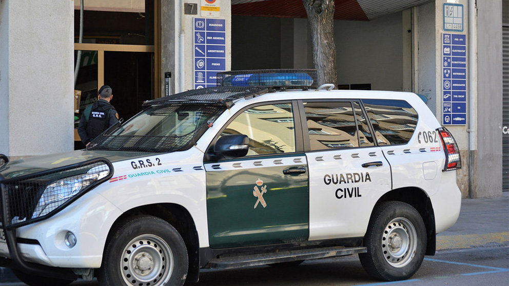 La Guardia Civil ante el garaje donde fueron encontrados los cadaveres de los hombres en Priego (Córdoba). EUROPA PRESS