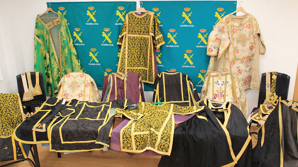 Imagen de las sotanas robadas en la parroquia de Arraizar y que posteriormente se habían puesto a la venta a través de internet GUARDIA CIVIL DE NAVARRA