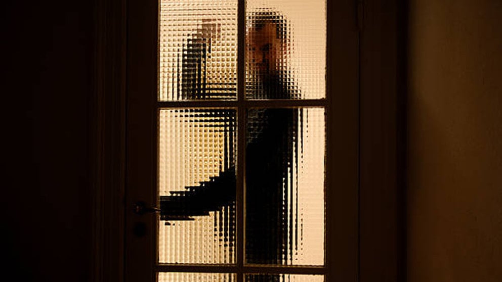 Imagen de archivo de un hombre golpeando insistentemente una puerta de cristal. ARCHIVO