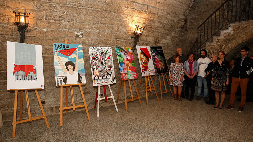 Presentación de los seis carteles finalistas en el concurso para fiestas de Santa Ana en Tudela en 2018. JESÚS MARQUINA