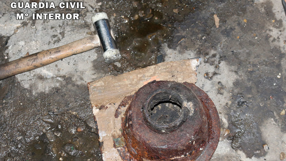 Varias de las herramientas, piezas y sustancias tóxicas halladas en un taller clandestino de reparación de vehículos en Navarra. GUARDIA CIVIL