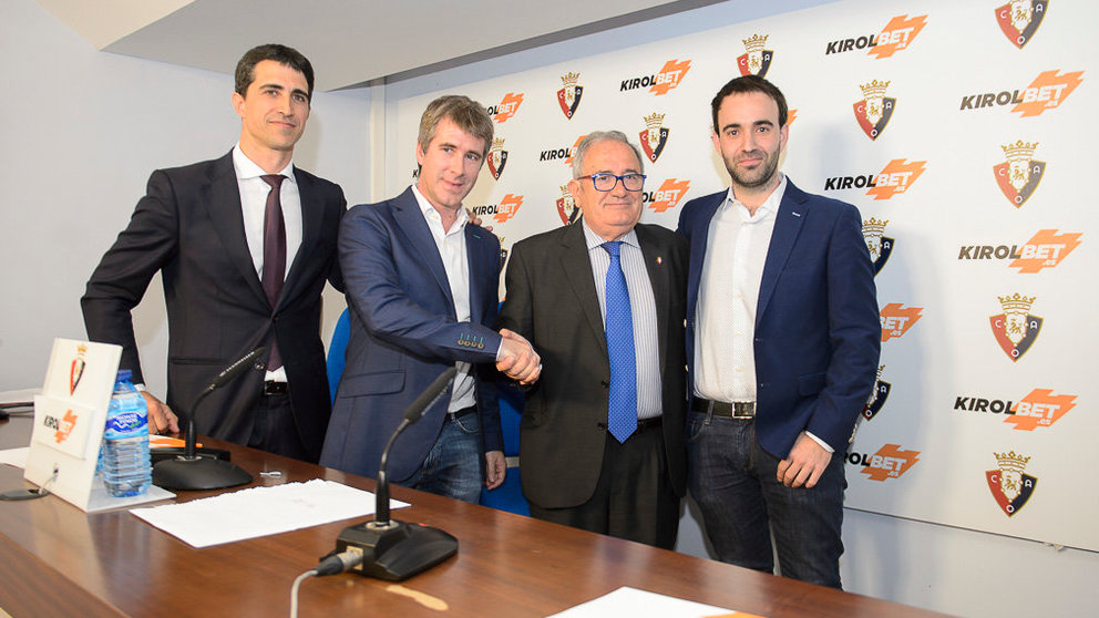 Osasuna presenta a Kirolbet como su nuevo patrocinador para las próximas tres temporadas. PABLO LASAOSA 05