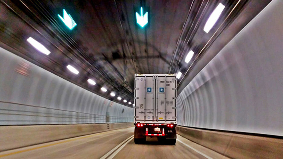 Imagen de un camión circulando por el interior de un túnel ARCHIVO