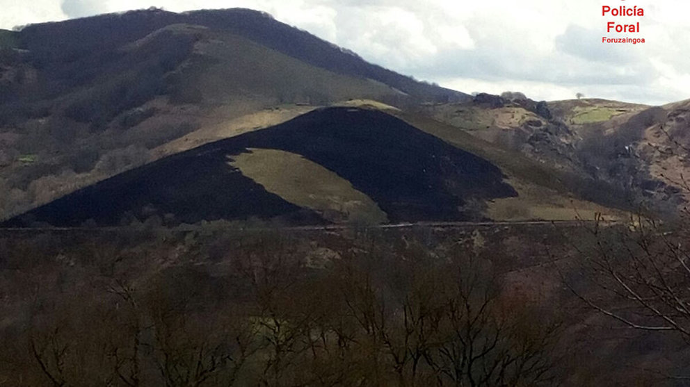 Imagen del terreno calcinado en el monte Autrin, en un incendio declarado en Arizcun POLICÍA FORAL
