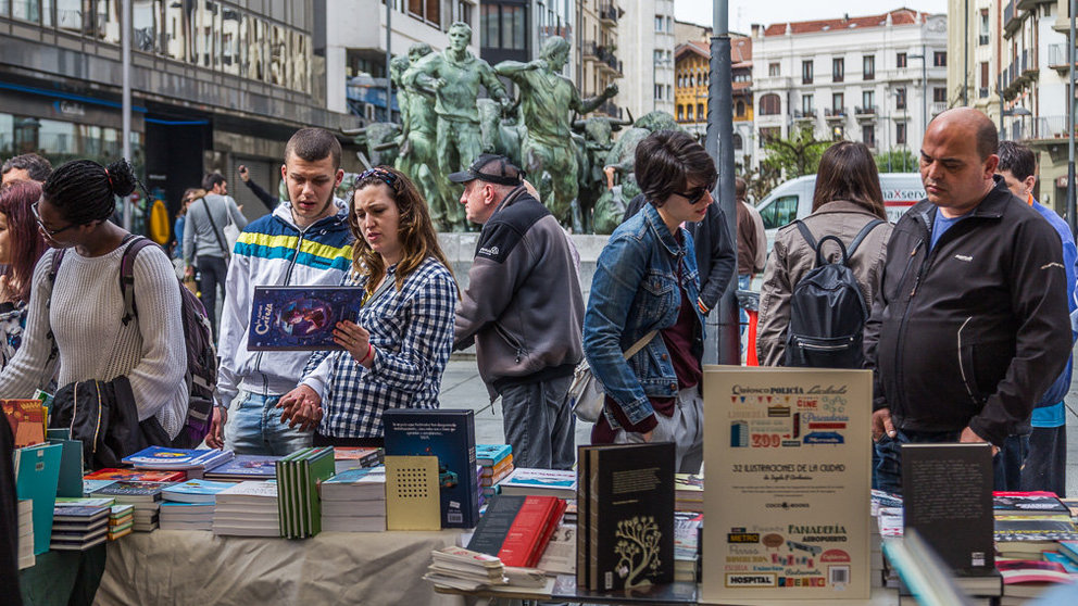 Quince librerías de Pamplona participan con sus casetas en la 'Feria del Libro y de la Flor' con motivo de la celebración del Día del Libro (066). IÑIGO ALZUGARAY