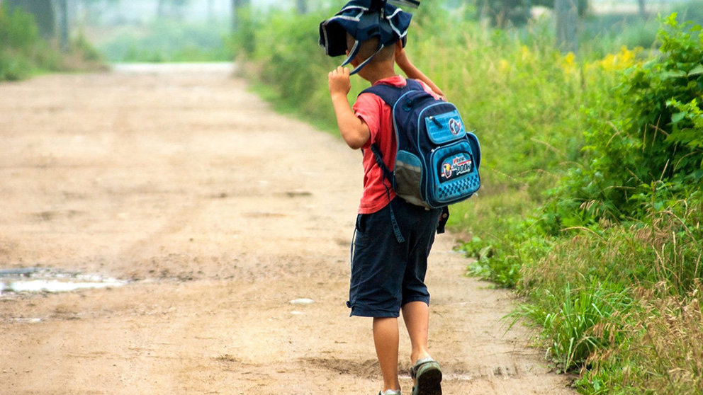 Un niño acude al colegio en un país en vías de desarrollo. ARCHIVO