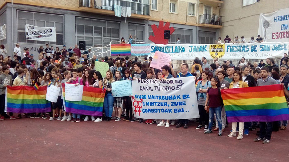 Concentración en San Jorge en contra de la agresión homófoba en fiestas. TWITTER GEROA BAI