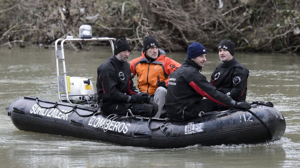 Un equipo del grupo de rescate actuático reanuda la búsqueda del hombre desaparecido en el Ebro a su paso por Lodosa tras caer con el coche al río BOMBEROS DE NAVARRA 1
