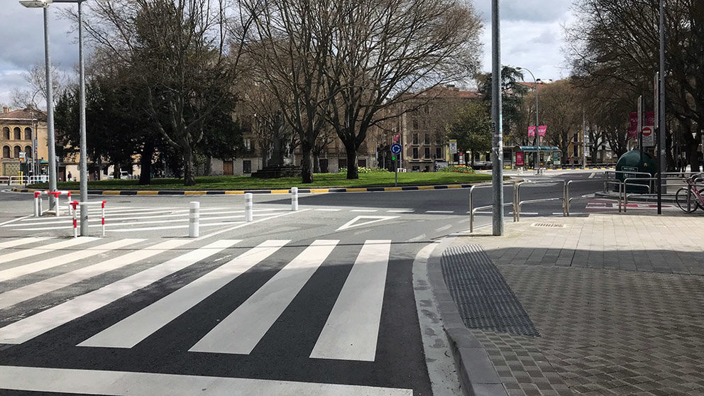 Rotonda de la calle Navas de Tolosa junto al Hotel Tres Reye, donde el usuario no puede ver ninguna señal de prohibido girar a la derecha