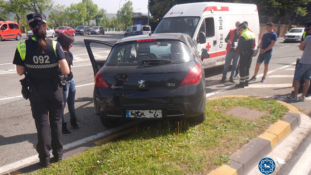 Choque entre una ambulancia y un turismo en la avenida Baja Navarra de Pamplona. Foto: POLICÍA MUNICIPAL DE PAMPLONA