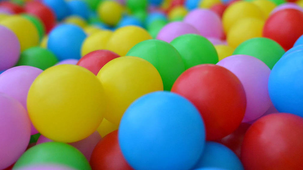 Bolas multicolor en un parque infantil