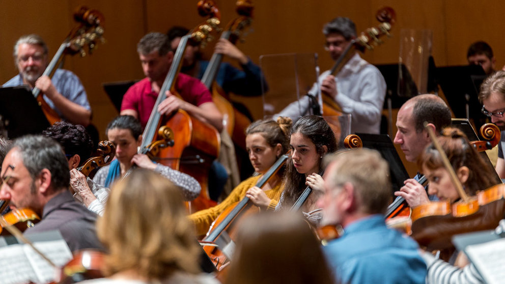Jóvenes estudiantes de la Orquesta del Conservatorio Superior de Música de Navarra ensayan en Baluarte junto a la Sinfónica de Navarra (29). IÑIGO ALZUGARAY