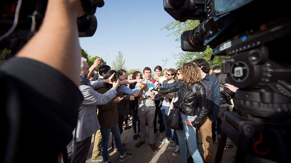 El diputado de Podemos, Eduardo Santos, atiende a los medios durante la protesta que ha concentrado a varias personas contra la imputación del delito de terrorismo en el juicio en la Audiencia Nacional, por la agresión a dos guardias civiles en Alsasua. EFE/ Fernando Villar