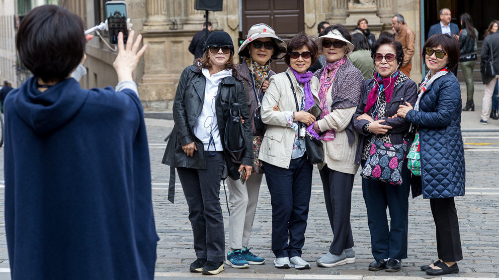 Turistas orientales en la Plaza Consistorial de Pamplona (02). IÑIGO ALZUGARAY