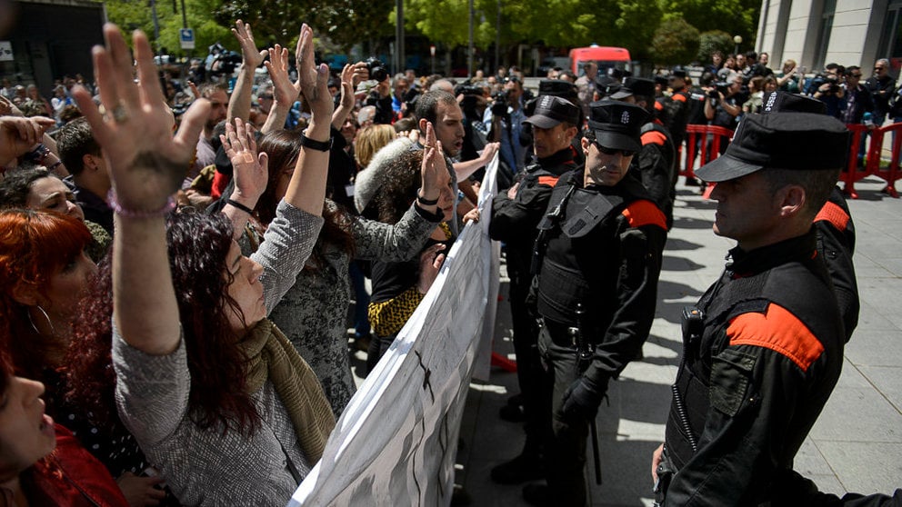Protestas en las puertas del Juzgado de Pamplona por el juicio de la manada. PABLO LASAOSA 23