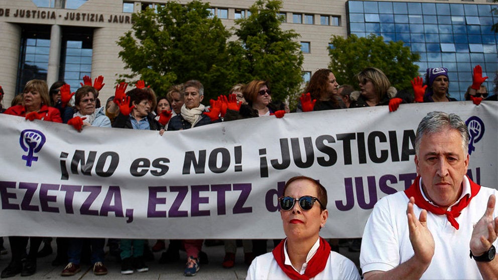 Montaje de Uxe Barkos y Joseba Asirón con la concentración feminista en el juzgado durante la lectura del fallo de la sentencia de 'La Manada'. PABLO LASAOSA EFE