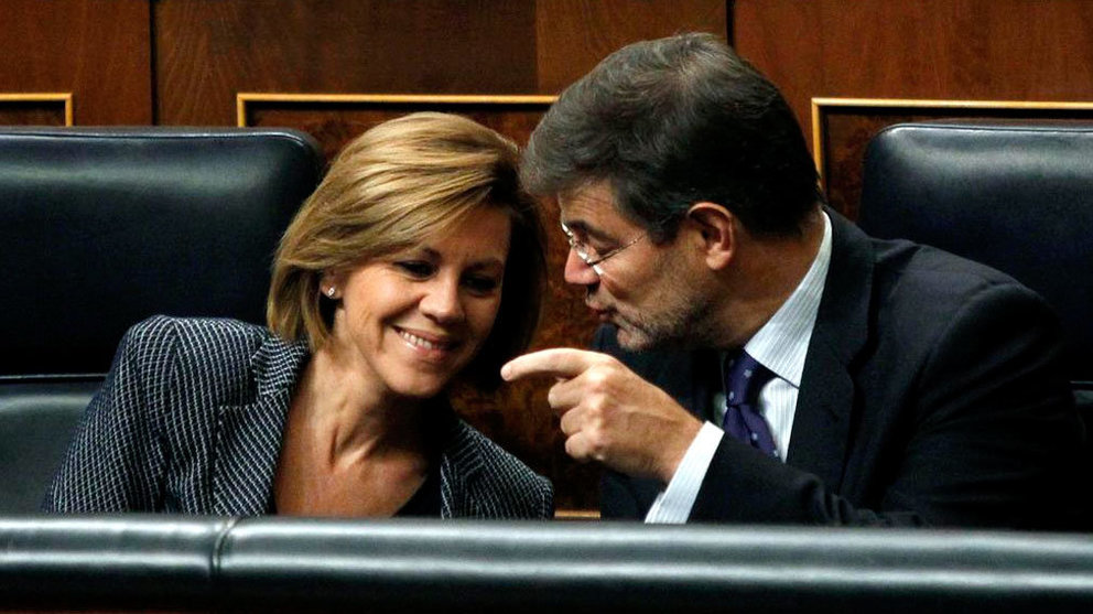 La ministra de Defensa, María Dolores de Cospedal, junto al titular de Justicia, Rafael Catalá. EFE